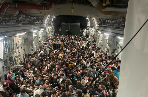 Η συγκλονιστική εικόνα με τους 600 Αφγανούς στοιβαγμένους σε στρατιωτικό αεροσκάφος των ΗΠΑ