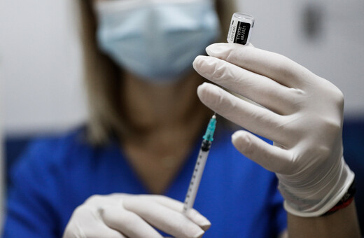 Εικονικοί εμβολιασμοί: Έχουν ταυτοποιηθεί 44 περιπτώσεις ως «ύποπτα περιστατικά»- Έρχονται αυστηρές κυρώσεις