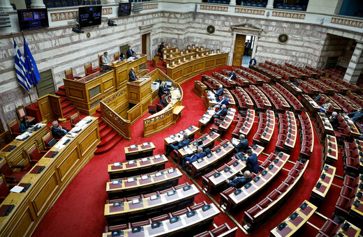 Βαριά πρόστιμα για τα πλαστά πιστοποιητικά εμβολιασμού προβλέπει η τροπολογία που υπερψηφίστηκε στη Βουλή 