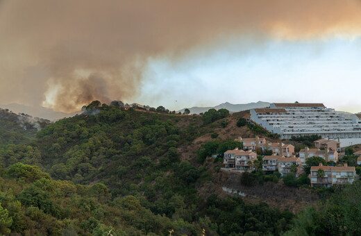 Πυρκαγιά στην Ισπανία: Νεκρός ένας πυροσβέστης νεκρός- Χίλιοι κάτοικοι εγκατέλειψαν τα σπίτια τους 
