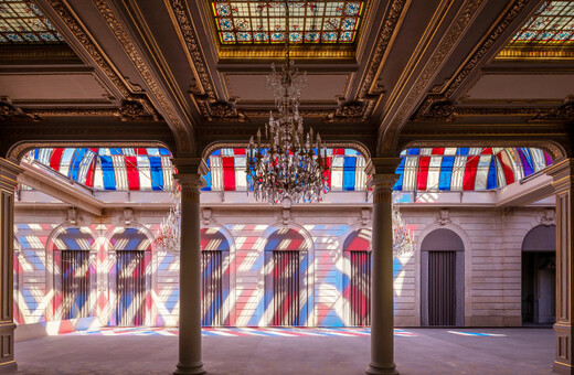 Μια νέα καλλιτεχνική εγκατάσταση δίνει το χρώμα της γαλλικής σημαίας στο Ελιζέ