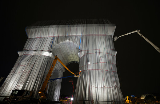 Η Αψίδα του Θριάμβου καλύφθηκε με ύφασμα - Ανοίγει αύριο για το κοινό η μεταθανάτια εγκατάσταση του Κρίστο