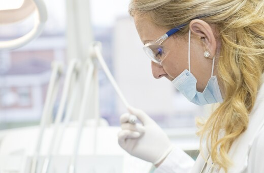 Επίσκεψη σε οδοντίατρο με rapid test για εμβολιασμένους, με μοριακό για ανεμβολίαστους