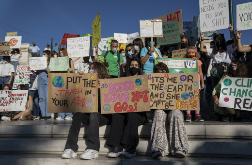 «Make love not CO2»: Νέοι στους δρόμους της Αθήνας, κατά της κλιματικής κρίσης (Φωτογραφίες)