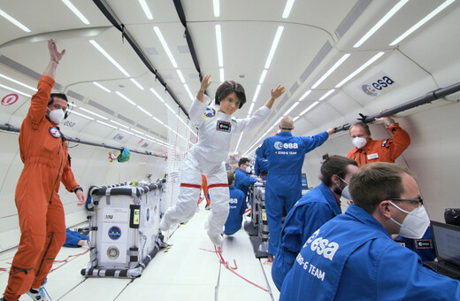 Ιταλίδα αστροναύτης έγινε Barbie- Η κούκλα μπήκε σε πτήση μηδενικής βαρύτητας (Βίντεο)