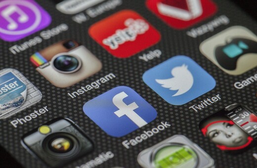 To Twitter τρολάρει το «κρασάρισμα» του Facebook με μόλις τρεις λέξεις