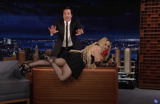 Η Madonna στην εκπομπή του Τζίμι Φάλον: Ξάπλωσε πάνω στο γραφείο, σήκωσε τη φούστα της στην κάμερα (Βίντεο)