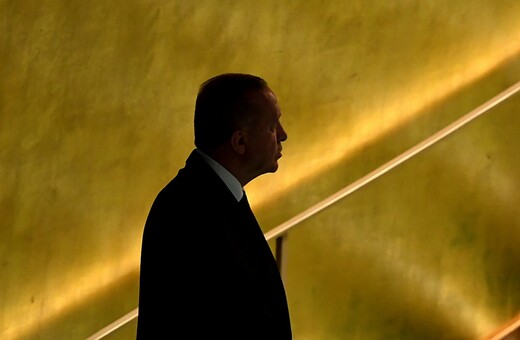 Ο Ρετζέπ Ταγίπ Ερντογάν μπροστά από χρυσό τοίχο