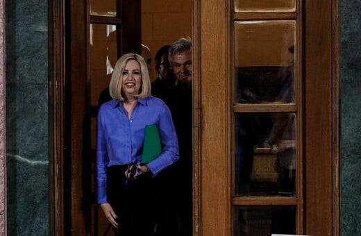 Η Φώφη Γεννηματά με μπλε πουκάμισο