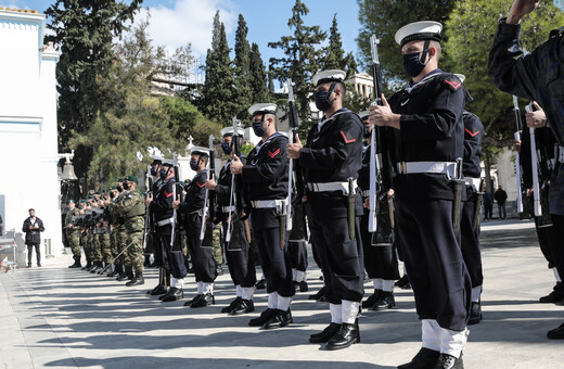 Το τελευταίο αντίο στη Φώφη Γεννηματά: Δάκρυα, λουλούδια και σιωπή στο Α' Νεκροταφείο Αθηνών