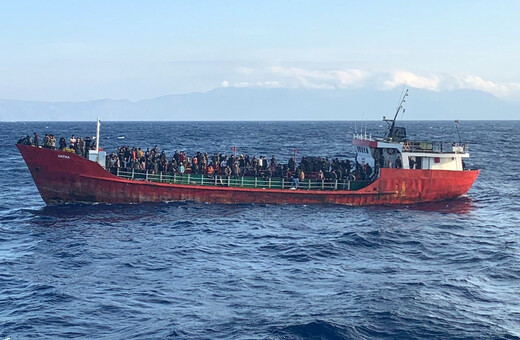 Η Τουρκία δεν δέχεται πίσω το πλοίο με τους 400 μετανάστες - Ρυμουλκά γύρω από το πλεούμενο