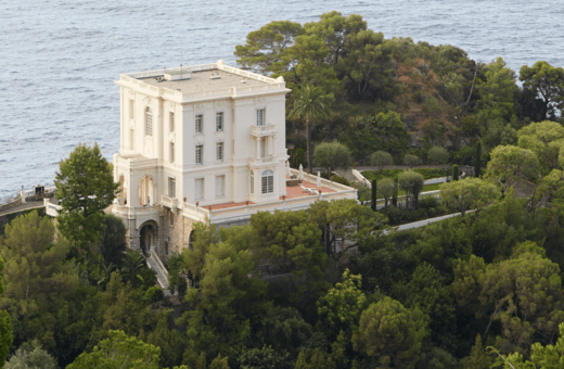 Μέσα στη θερινή κατοικία του Καρλ Λάγκερφελντ που πλέον νοικιάζεται για 45.000 ευρώ την ημέρα