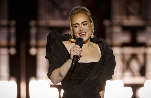 H Adele «έπεισε» το Spotify να βγάλει το shuffle από τα άλμπουμ - «Η τέχνη μας διηγείται μία ιστορία»