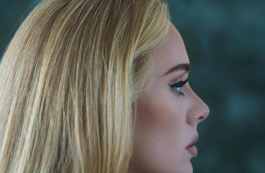 Adele: Το «30» έγινε το άλμπουμ με τις περισσότερες πωλήσεις το 2021 στις ΗΠΑ μετά από τρεις ημέρες κυκλοφορίας
