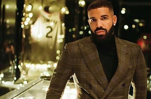 Ο Drake με κοστούμι