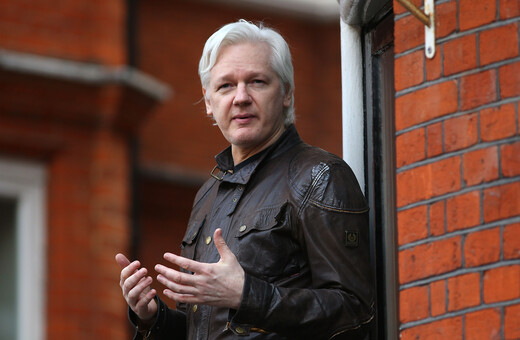 Τζούλιαν Ασάνζ: Βρετανικό δικαστήριο λέει πως ο ιδρυτής των Wikileaks μπορεί να εκδοθεί στις ΗΠΑ
