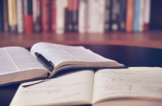 Βιβλίο στο τραπέζι