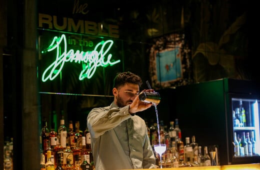 Το νέο speakeasy μπαρ της Αθήνας λειτουργεί πίσω από ένα άλλο μπαρ