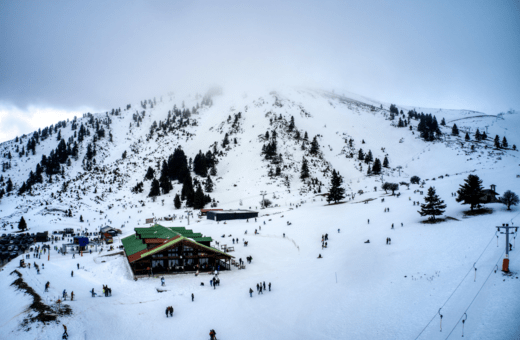 Κατάλευκο το χιονοδρομικό κέντρο στα Καλάβρυτα: Σκι και snowboard στο χίονι