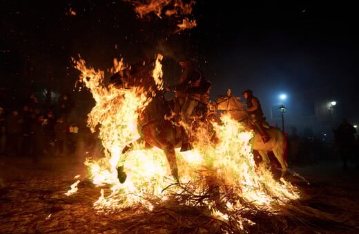 Καβαλάρηδες πηδούν με τα άλογά τους μέσα στις φλόγες για το φεστιβάλ Las Luminarias στην Ισπανία