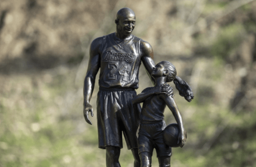 Άγαλμα του Κόμπι Μπράιαντ και της Τζιάνα στο σημείο συντριβής του ελικοπτέρου