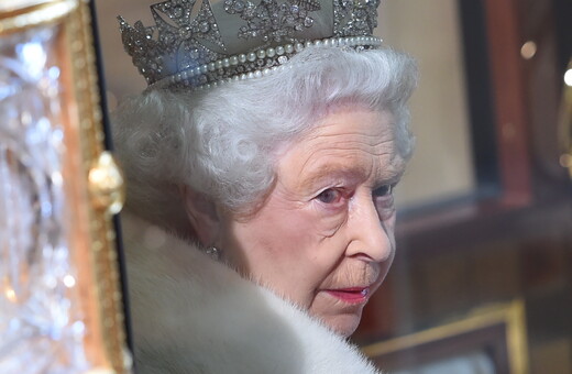 Η βασίλισσα Ελισάβετ γιορτάζει σιωπηλά τα 70 χρόνια στον βρετανικό θρόνο