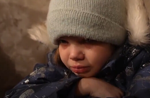 Μια μικρή Ουκρανή κλαίει