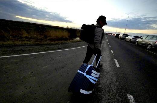 Ο Σον Πεν φεύγει με τα πόδια από την Ουκρανία: «Περπατήσαμε χιλιόμετρα μέχρι τα πολωνικά σύνορα»