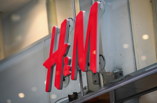 H H&M σταματά προσωρινά όλες τις πωλήσεις στη Ρωσία
