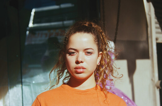 Η Nilüfer Yanya είναι η πιο συναρπαστική ροκ σταρ της Βρετανίας