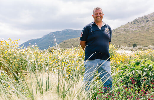 Ο Γιάννης Γρύλλης καλλιεργεί νούφαρα, λωτούς και ίριδες σε ένα μαγικό κτήμα στον Μαραθώνα