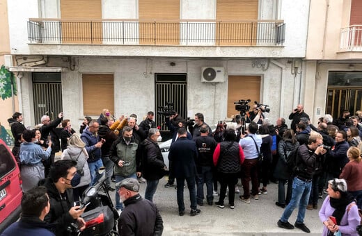 Θάνατος 3 παιδιών στην Πάτρα: Οργισμένο πλήθος έξω από το σπίτι της μητέρας που συνελήφθη