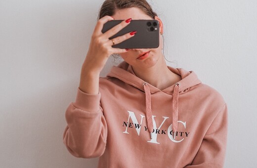 BeReal, η νέα μανία της Gen Z: Ένα app καλεί να γίνουμε «αληθινοί»- σε 2 λεπτά και χωρίς φίλτρα