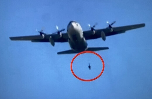 Έλληνας αλεξιπτωτιστής κρεμόταν από το C-130 - Παρ' ολίγον τραγωδία στα 5.000 πόδια