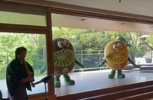 Η Τζασίντα Άρντερν επισκέφτηκε την Ιαπωνία- Εκεί την υποδέχτηκαν δύο τεράστια ακτινίδια που χόρευαν πένθιμα