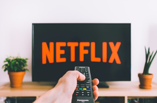 Το Netflix βάζει τέρμα στους δανεικούς κωδικούς- Θα σας χρεώνει περισσότερο αν βλέπουν από άλλα σπίτια