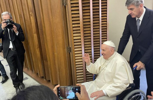 Ο Πάπας Φραγκίσκος εμφανίστηκε για πρώτη φορά σε αναπηρικό αμαξίδιο