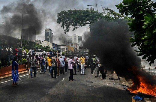 Explainer: Γιατί χρεωκόπησε και καίγεται η Σρι Λάνκα;