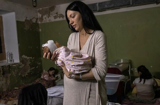 Explainer: Tι συνέβη με τις γυναίκες που γεννάνε πρόωρα στην Ουκρανία από φόβο;