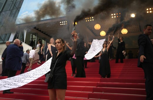 Κάννες: Ακτιβίστριες άνοιξαν πανό για τις «129 γυναικοκτονίες στη Γαλλία από το τελευταίο φεστιβάλ»