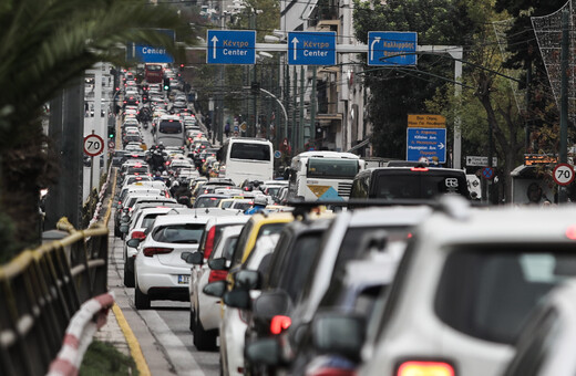 Explainer: Αυξάνονται τα αυτοκίνητα που ξεμένουν από βενζίνη στη μέση του δρόμου, στην Αττική