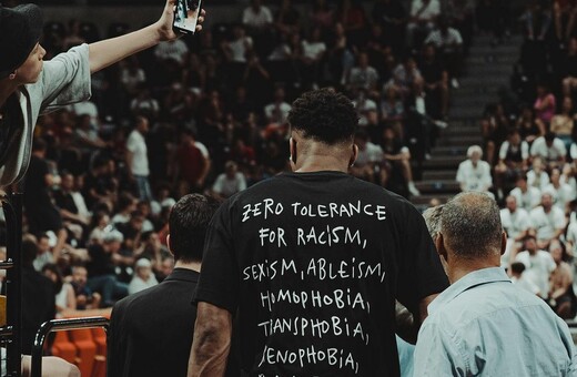 Γιάννης Αντετοκούνμπο: Το T-shirt κατά των διακρίσεων που έκλεψε την παράσταση - «Καμία ανοχή στο ρατσισμό»