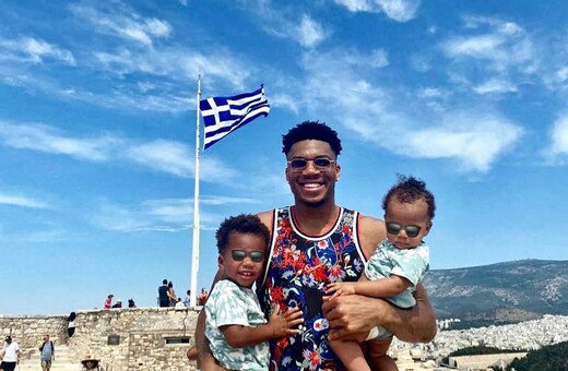 Ο Αντετοκούνμπο σε μία «καθιερωμένη» επίσκεψη στην Ακρόπολη - Αγκαλιά με τους γιους του