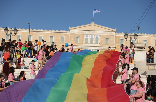 Athens Pride: Μεγάλη και πολύχρωμη παρέλαση στο κέντρο της Αθήνας για μία ζωή «Άνευ Όρων»