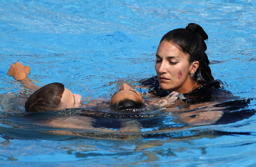 Παγκόσμιο πρωτάθλημα υγρού στίβου: Αθλήτρια λιποθύμησε στην πισίνα, έπεσε στο νερό η προπονήτριά της