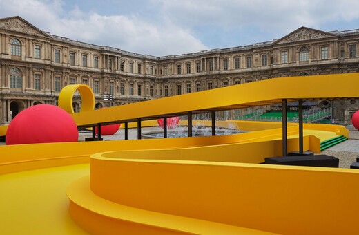 ΘΕΛΕΙ ΦΩΤΟ Η Louis Vuitton μεταμόρφωσε την τετράγωνη αυλή του Λούβρου σε υπερμεγέθη παιδική χαρά