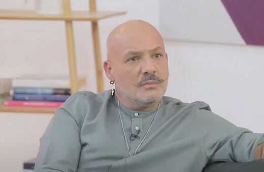 Νίκος Μουτσινάς: Όταν είπα στη μαμά μου ότι είμαι με αγόρι, δεν μπορούσε να μην παίξει τον ρόλο της "Ελληνίδας μάνας"