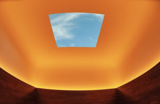 Ο James Turrell δημιούργησε μια ακόμα καθηλωτική εγκατάσταση στην πλαγιά ενός βουνού