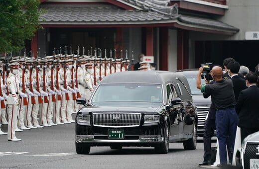 Η Ιαπωνία αποχαιρέτησε τον Σίνζο Άμπε: Προσευχές, λουλούδια και συγκίνηση