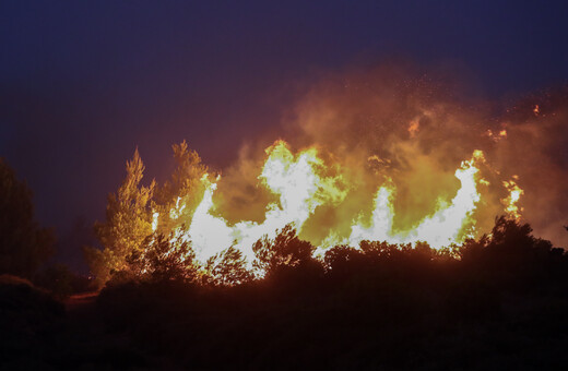 SOS Λέκκα για την Πεντέλη: Εξαιρετικά δύσκολη πυρκαγιά – Εκατοντάδες μικροεστίες από τις καύτρες και τους ανέμους